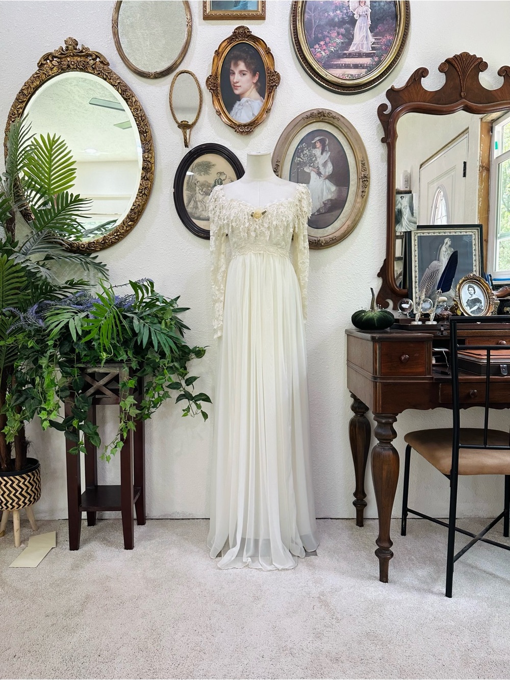 Vintage Ivory Lace Long-Sleeve Bridal Gown - Unbranded